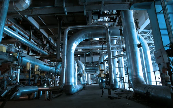 Tubos, tubos, válvulas, cabos numa central eléctrica — Fotografia de Stock
