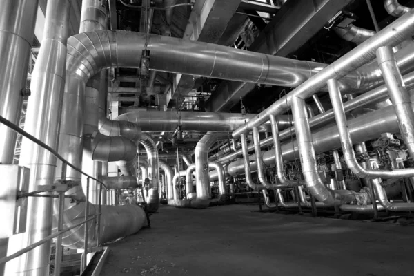 Tubos, tubos, válvulas, cables en una central eléctrica b & w — Foto de Stock