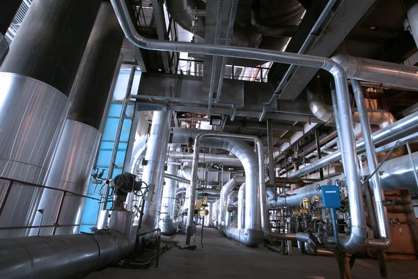Tubos, tubos, válvulas, cabos numa central eléctrica — Fotografia de Stock