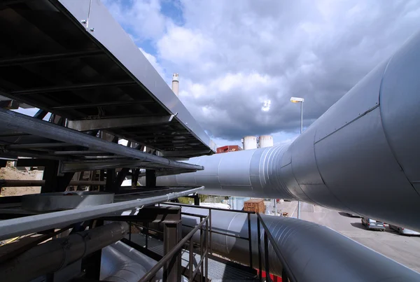 Industrial pipelines on pipe-bridge against blue sky — Stock Photo, Image