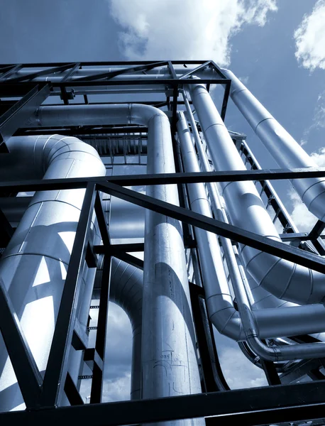 Industrial zone, Steel pipelines in blue sky — Stock Photo, Image