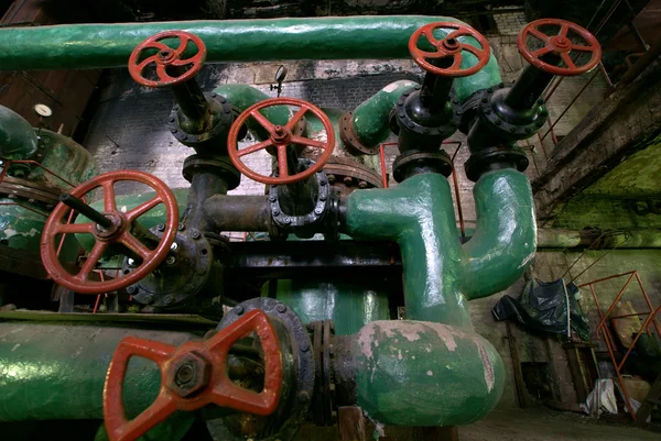 Tubos, tubos, válvulas numa central eléctrica — Fotografia de Stock