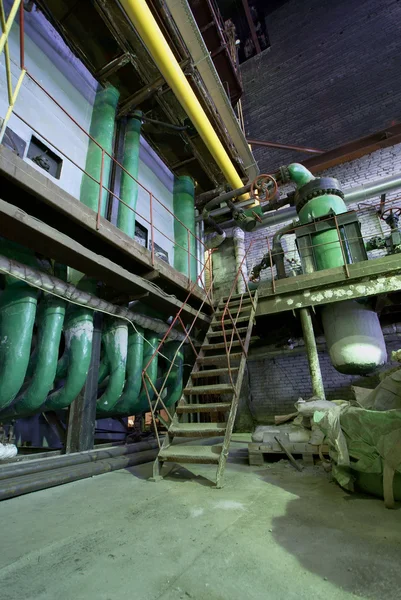Potrubí, trubky, schody v elektrárně — Stock fotografie