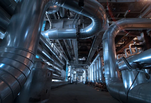 Tubos, tubos, maquinaria y turbina de vapor en una central eléctrica — Foto de Stock