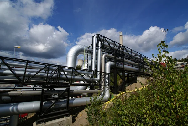 Industriepipelines auf Rohrbrücke vor blauem Himmel — Stockfoto
