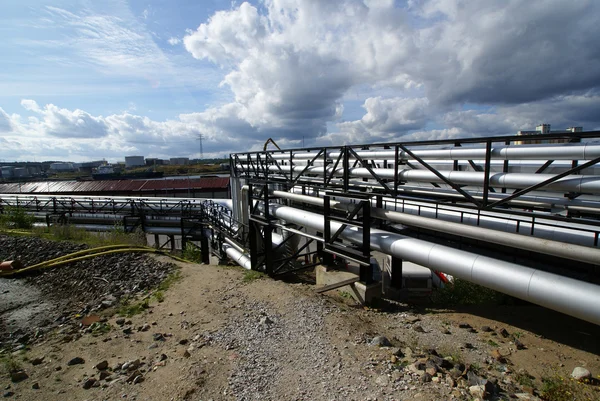 Tuberías industriales en el puente de tuberías contra el cielo azul —  Fotos de Stock