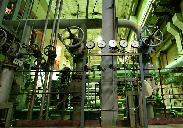 Промышленная зона, стальные трубопроводы в зеленых тонах — стоковое фото
