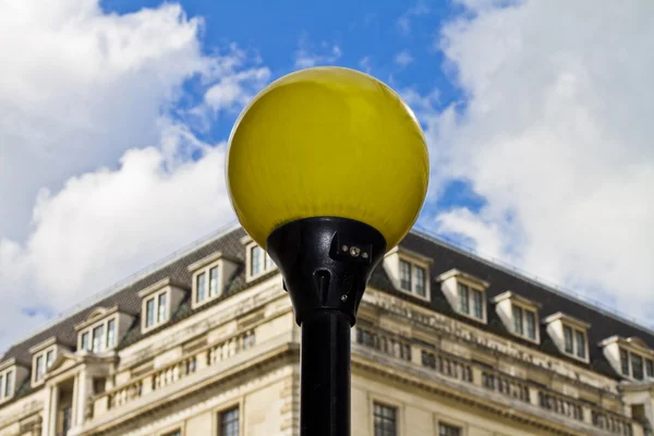 Желтый городской фонарный столб — стоковое фото