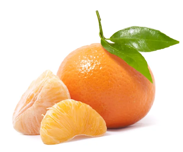 Mandarine mit grünen Blättern — Stockfoto