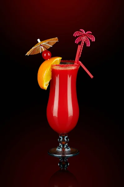 Roter Cocktail mit Dekoration — Stockfoto