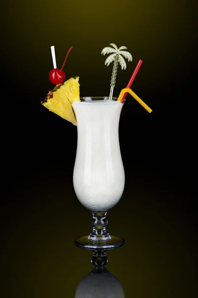 Белый коктейль с оформлением — стоковое фото