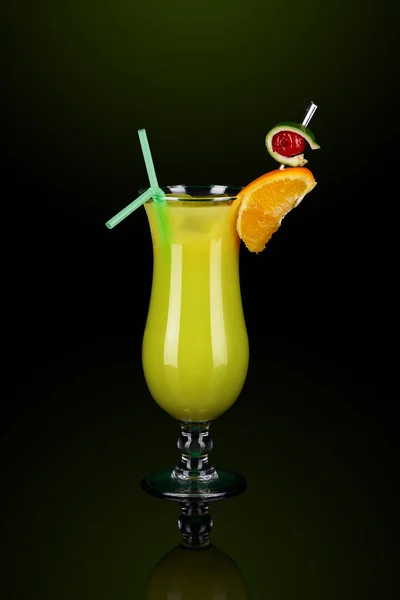 Gelber Cocktail mit Dekoration — Stockfoto