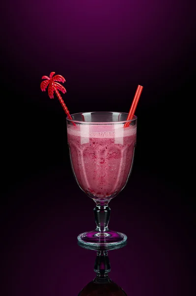 Rózsaszín smoothies díszítéssel — Stock Fotó