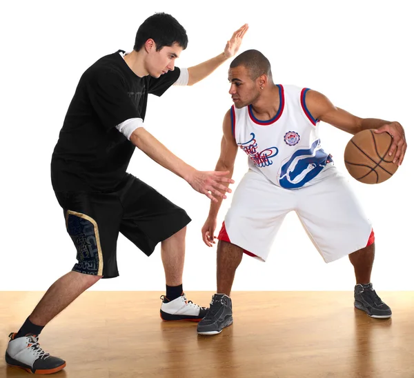 Dois desportistas a jogar basquetebol — Fotografia de Stock