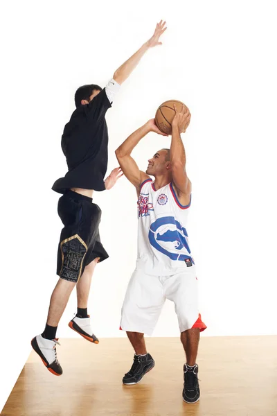 Юные спортсмены играют в баскетбол — стоковое фото