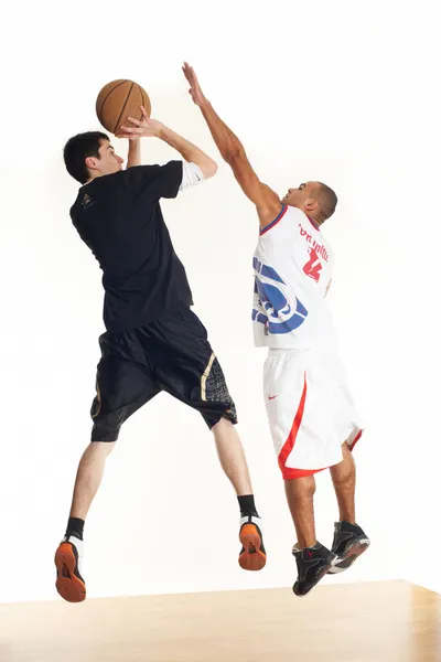 Dois jogadores de basquete Fotografias De Stock Royalty-Free