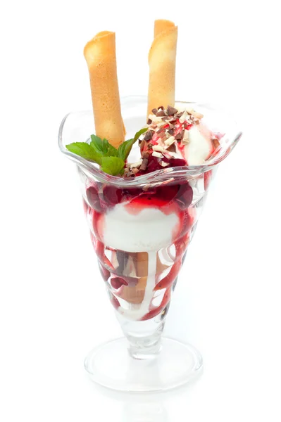 Вкусное мороженое с ягодным джемом и мятными листьями — стоковое фото