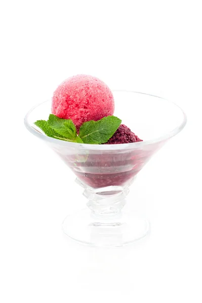 Вкусное ягодное мороженое с мятными листьями — стоковое фото