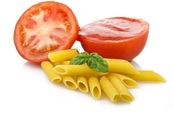 Souce tomatoes with basil and maccaroni — Stock Photo, Image