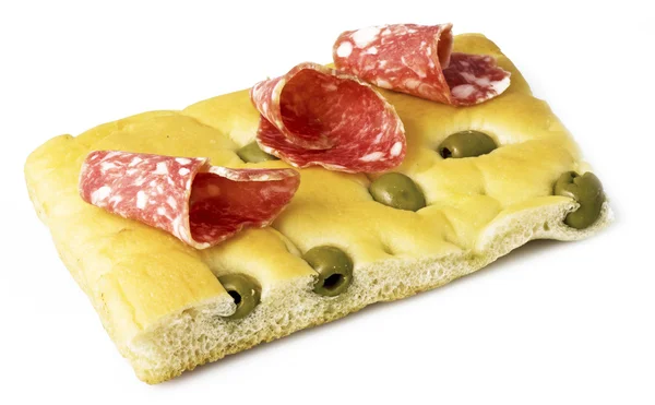 Белая пицца с оливками и салями — стоковое фото