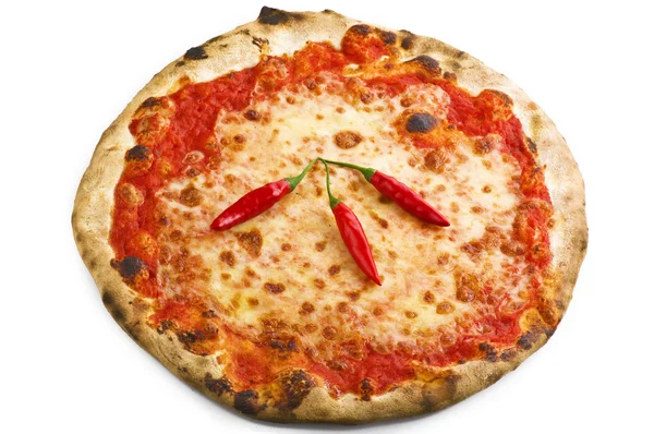 Varm pizza whith chili på vit — Stockfoto
