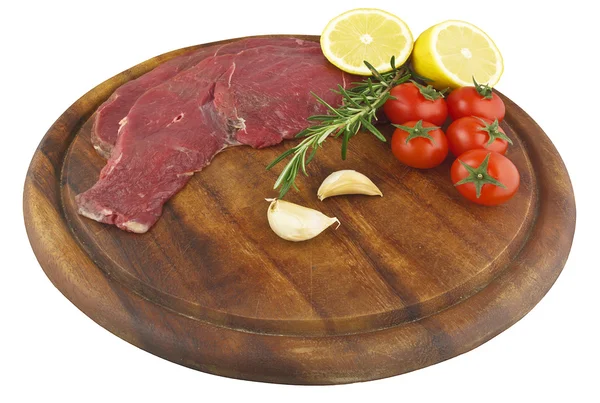 Carne de caballo cruda en el plato de madera — Foto de Stock