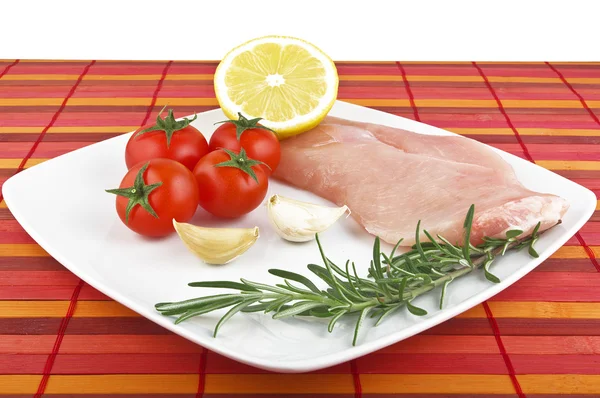 Rå kycklingkött i plattan — Stockfoto