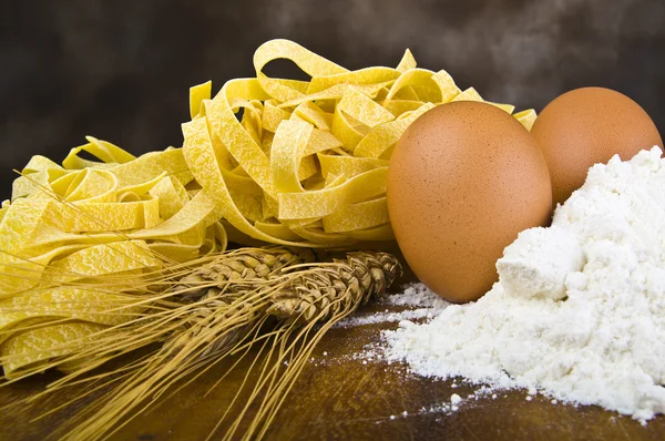 Tipik İtalyan makarna yumurta un — Stok fotoğraf