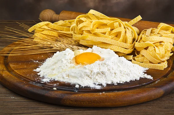 Farinha de ovo de macarrão típica italiana — Fotografia de Stock