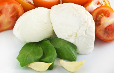 Mozzarella peyniri, domates ve fesleğen