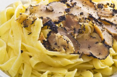 yer mantarı ile taze tagliatelle