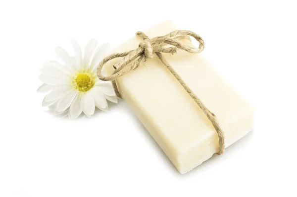 Натуральное мыло с белой маргариткой — стоковое фото