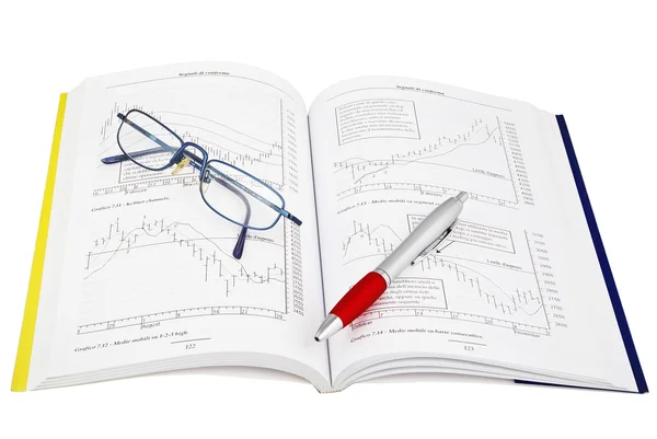 Estudiar economía con el libro del comerciante — Foto de Stock
