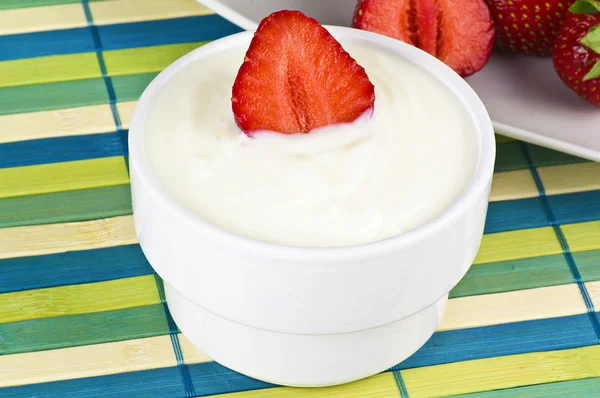 Yogurth çilek ile — Stok fotoğraf