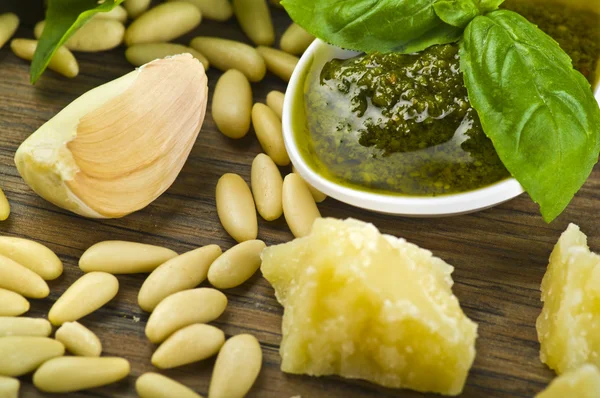 Pesto sås med färska ingredienser — Stockfoto