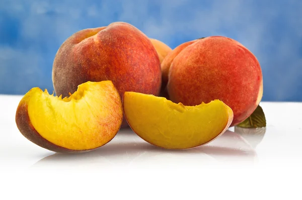 Fresh peach fruits — Stock Photo, Image