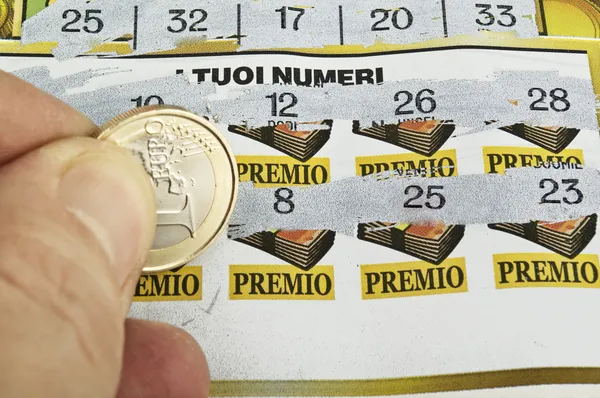 Una mano humana está arañando un billete de lotería —  Fotos de Stock