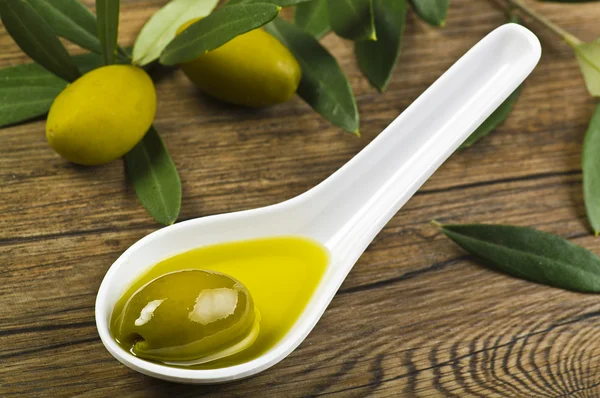 Zelené olivy a olej — Stock fotografie