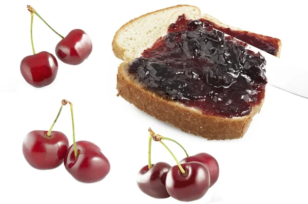 Cherry jam på skiva bröd — Stockfoto