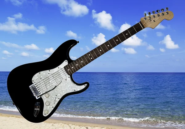 Guitarra elétrica azul e branca bonita — Fotografia de Stock