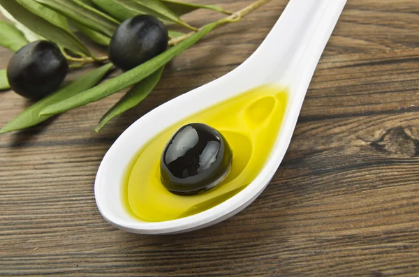 Schwarze Oliven und Öl — Stockfoto