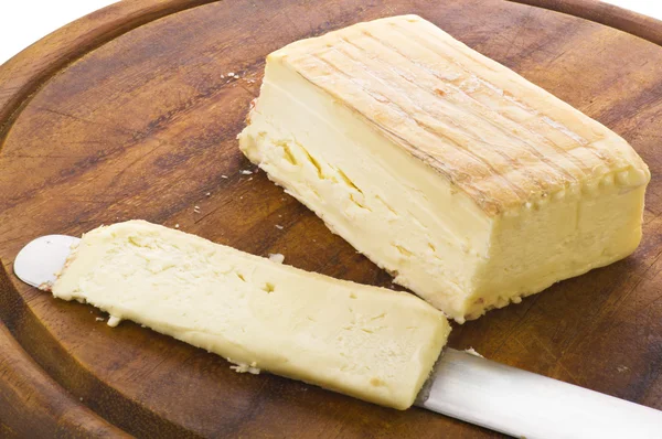 Taleggio corte de queijo na faca — Fotografia de Stock