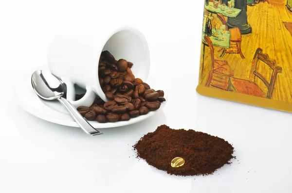 Kaffekopp med ett guld frö — Stockfoto