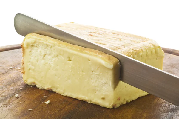 Taleggio kaas gesneden op mes — Stockfoto