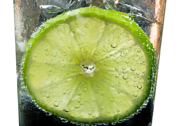 Limettengetränk mit Limettenscheibe — Stockfoto
