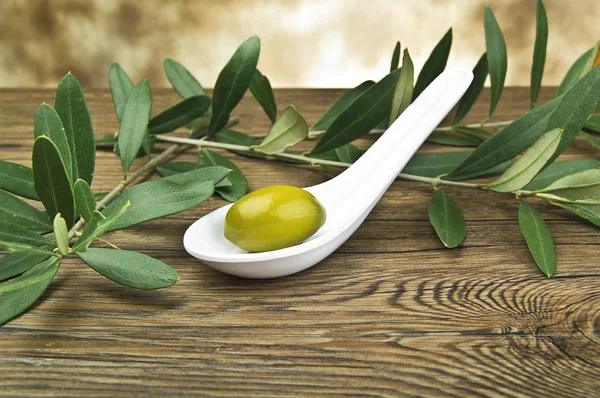 Zelené olivy v lžíce — Stock fotografie