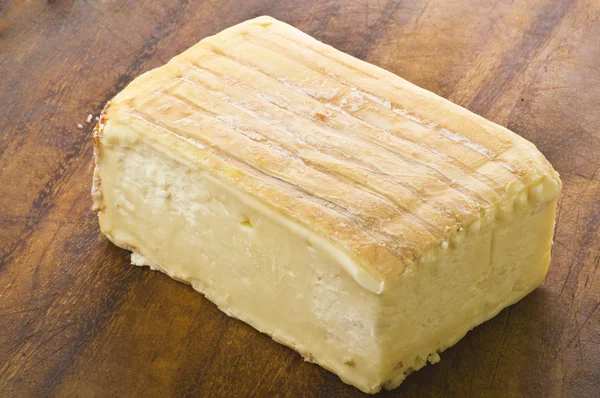 Taleggio ser pokroić na nóż — Zdjęcie stockowe