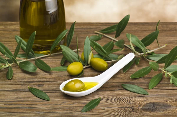 Зеленые оливки в ложке — стоковое фото