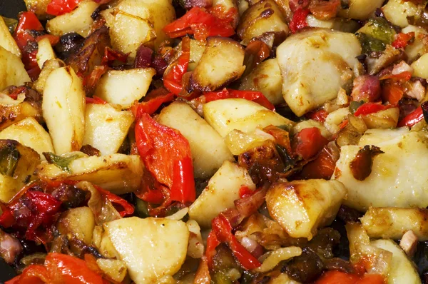 Pimientos cocidos con alcaparras y patatas — Foto de Stock