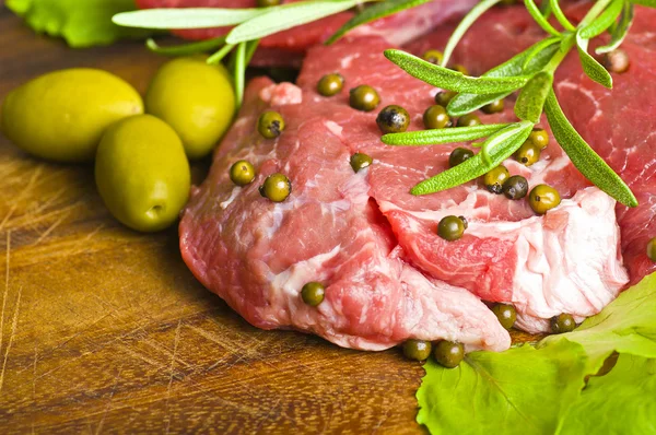 Rij biefstuk whit groene peper en rozemarijn — Stockfoto